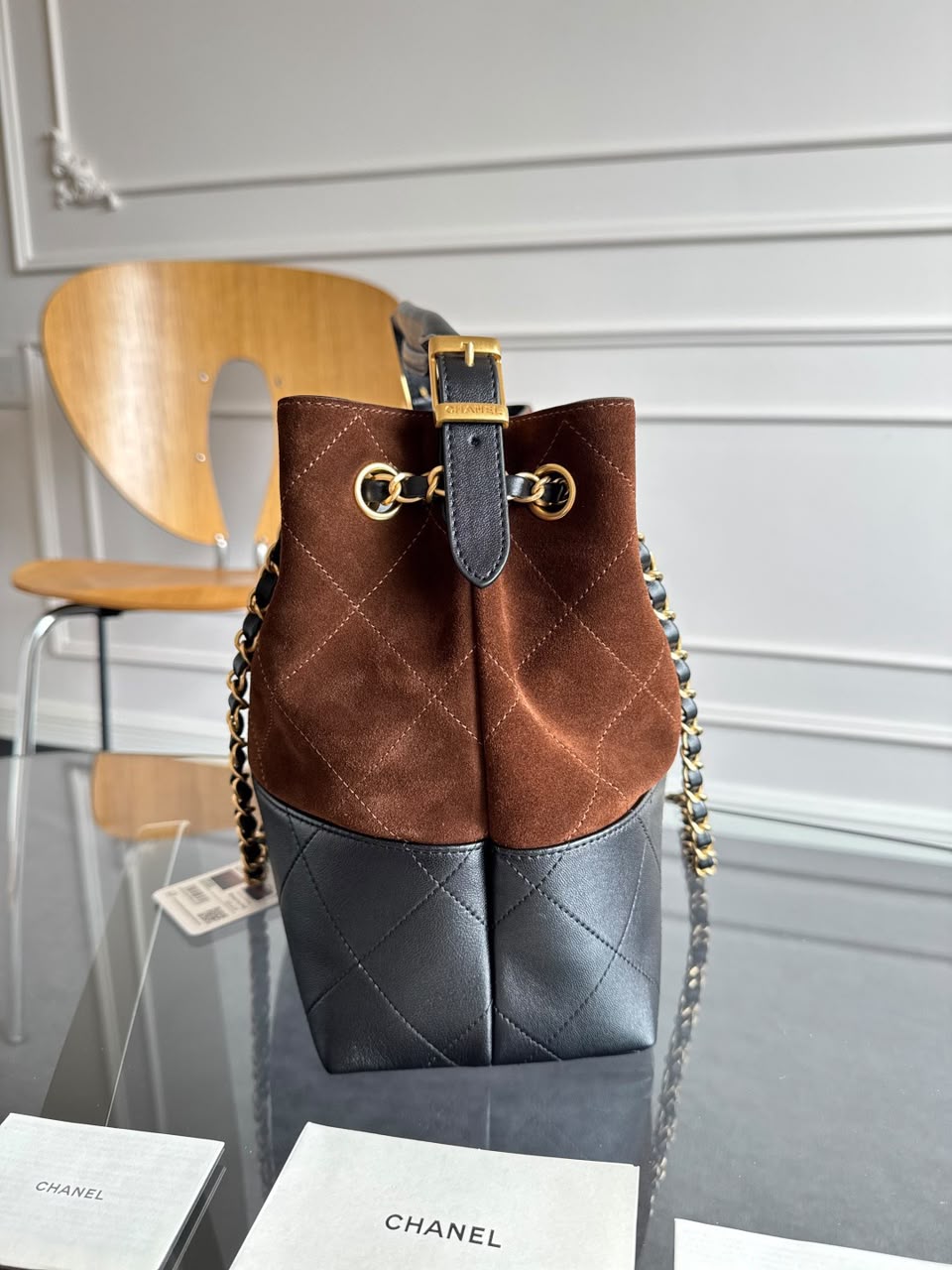 Chanel 35A Hobo Bag Matelassê Bicolor Marrom / Preto
