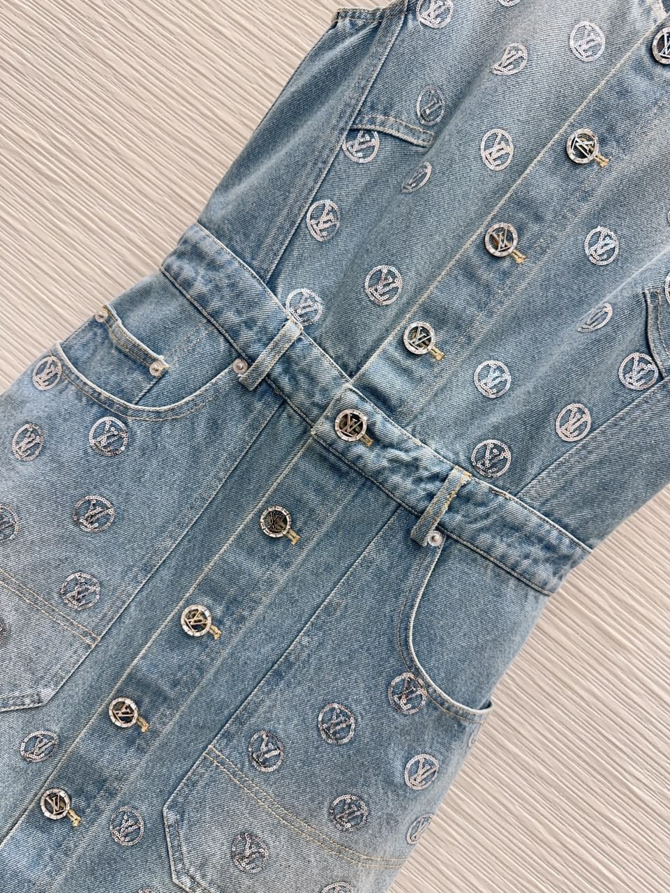 Louis Vuitton Vestido Denim Assinatura Em Paetês (Signature Sequin Denim Dress)