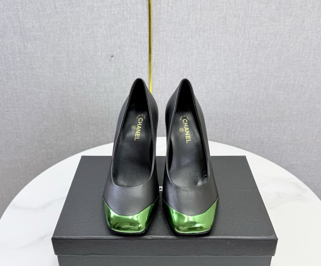 Chanel Square-Toe Cap-Toe Pumps in Black & Metallic Green Leather. Salto 9 cm.