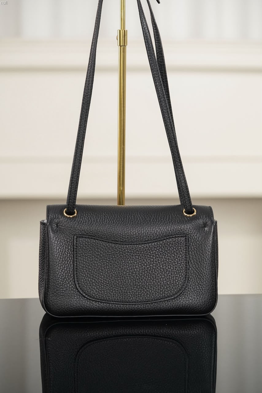 Chanel Maxi Souplissimo Flap Bag Black Ferragens Douradas
