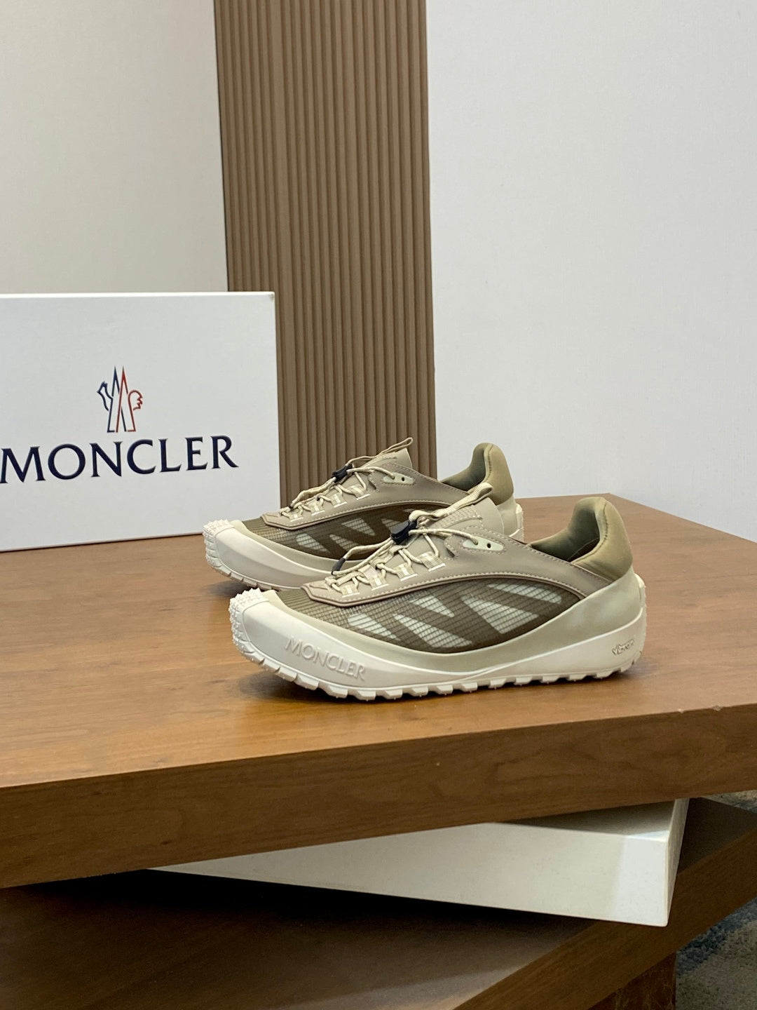 Tênis Moncler Trailgrip LP Bege Areia Com Verde Oliva