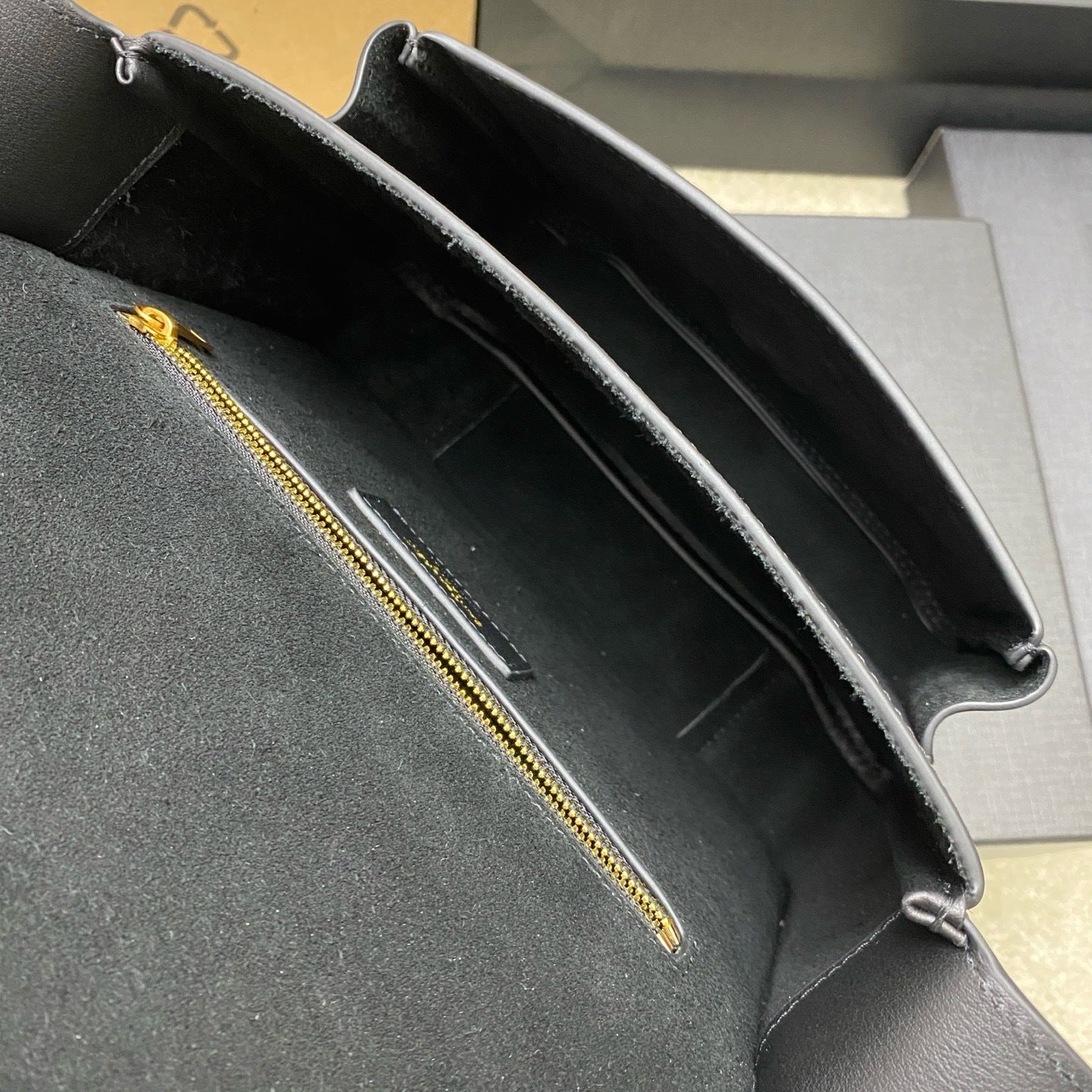 Saint Laurent Niki Saddle Shoulder Bag Black Ferragens Douradas