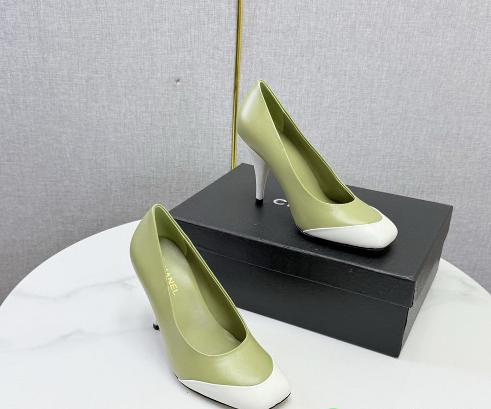 Chanel Square-Toe Cap-Toe Pumps in Olive Green & White Leather. Salto 9 cm.
