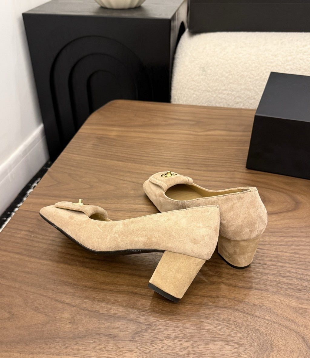 Chanel Blazy Turnlock Pumps Beige. Salto 5 cm.