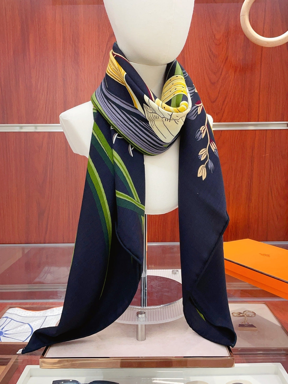 Lenço Hermès Carré 90 "Bouquet Final" Cor Ébano / Areia / Verde