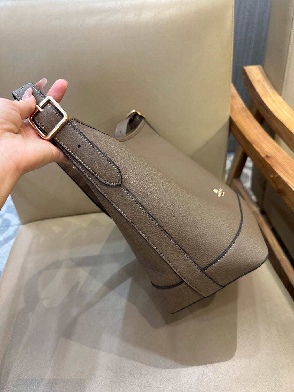 Coach Jude Duffle Bag em Signature Canvas Taupe Ferragens Douradas