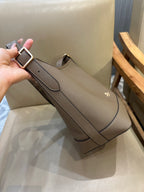 Coach Jude Duffle Bag em Signature Canvas Taupe Ferragens Douradas