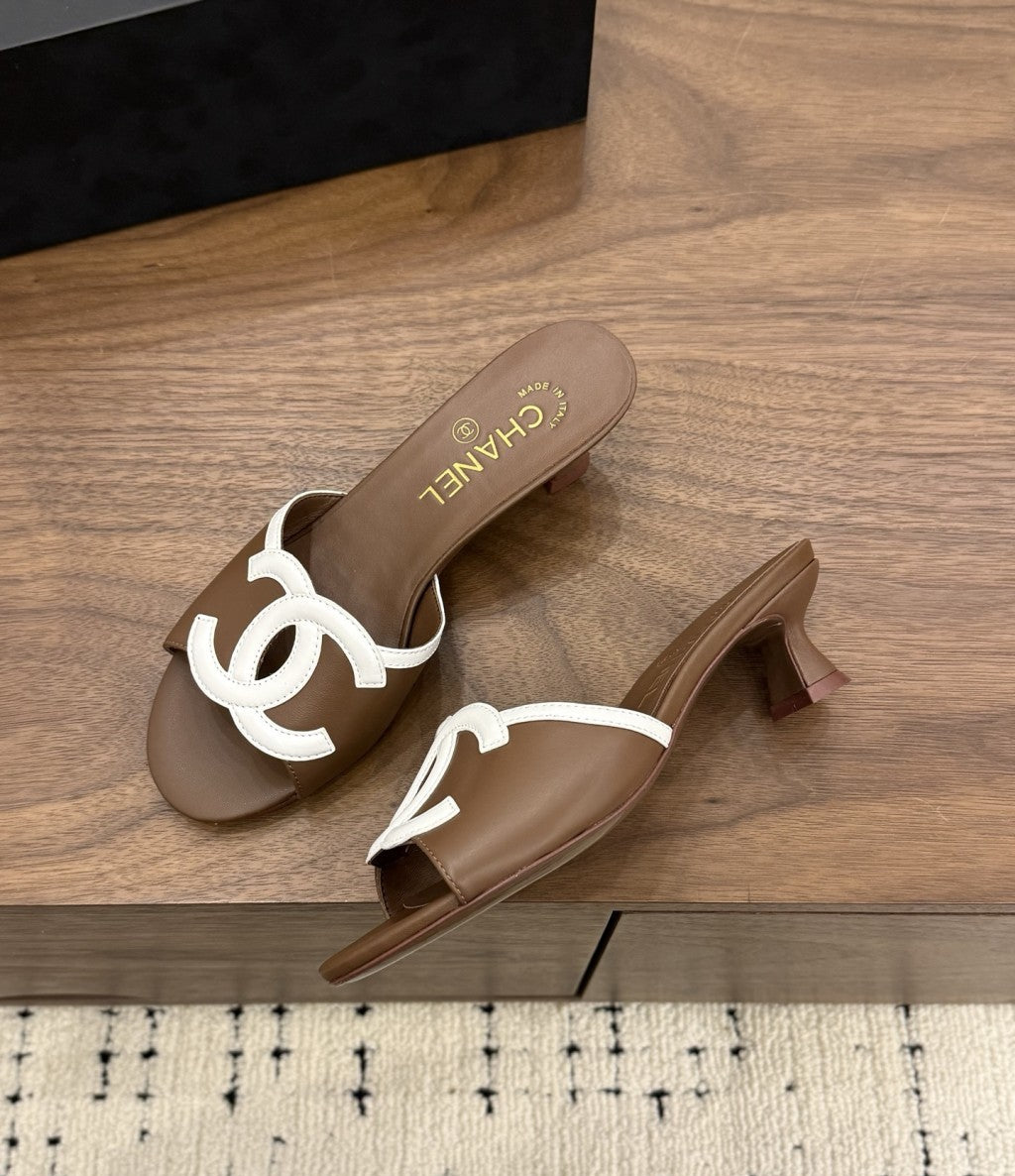 Chanel Interlocking CC Heeled Mules Brown & White. Salto 5 cm.