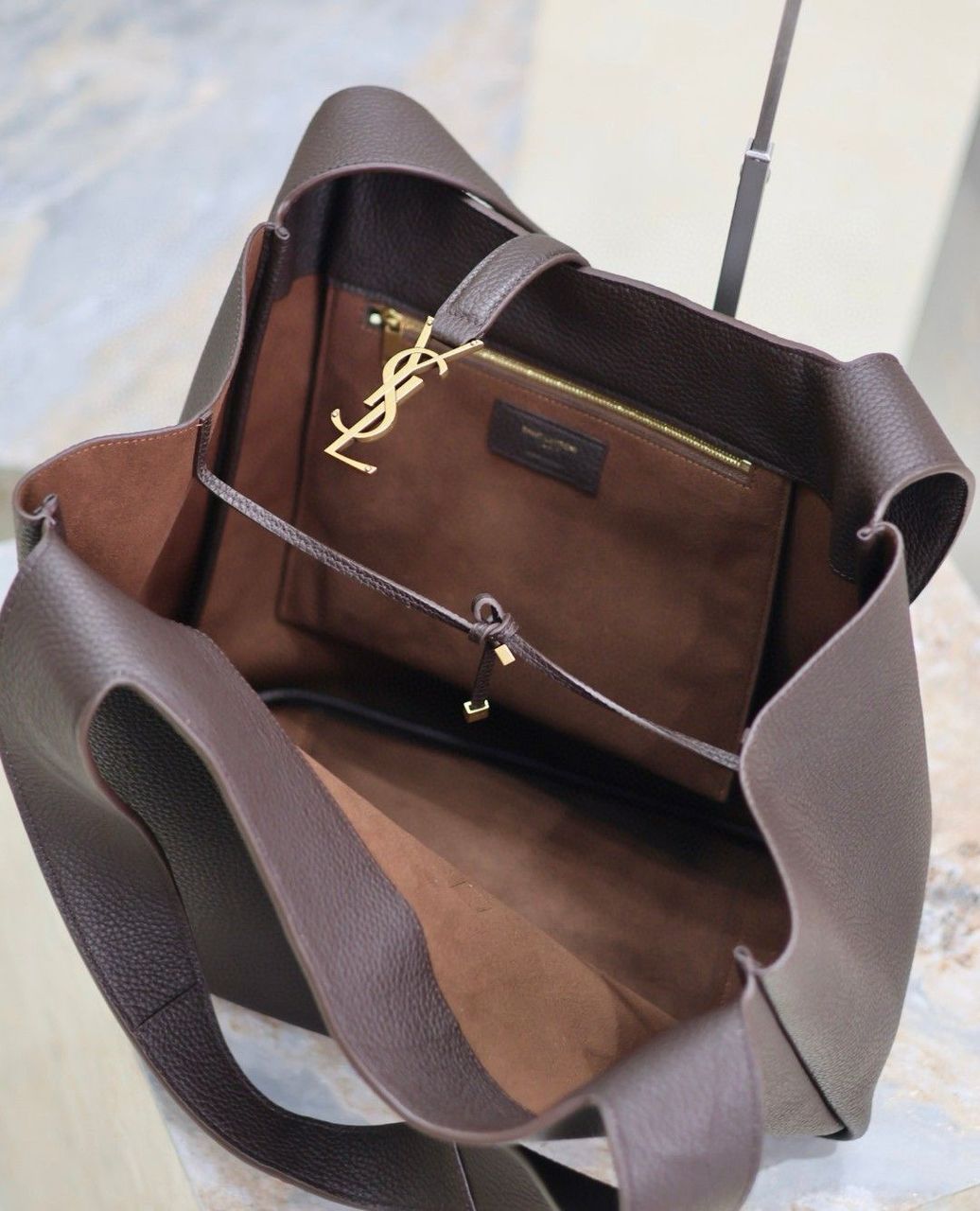 Bolsa Saint Laurent Le 5 à 7 Grained Leather