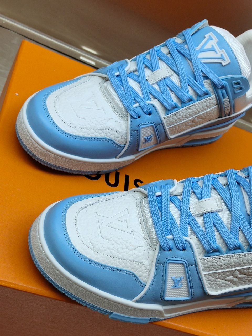 Trainer Light Blue