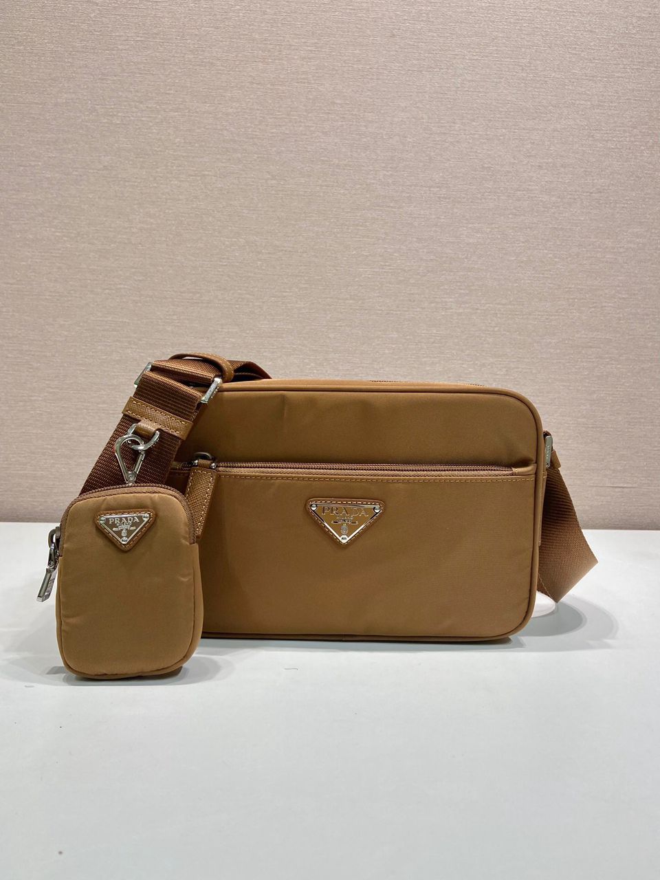 Bolsa de ombro em Re-Nylon Brandy
