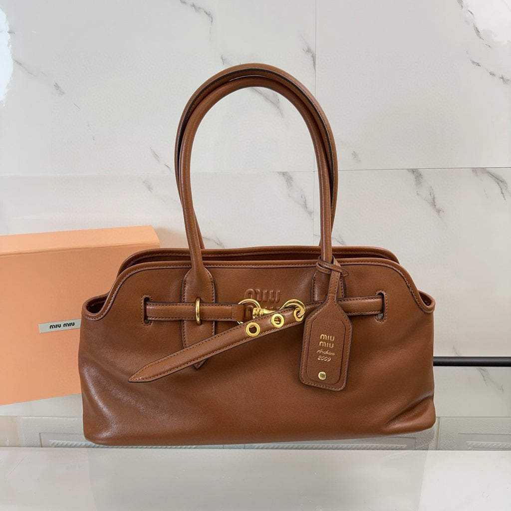 Bolsa Miu Miu Aventure Carvalho.