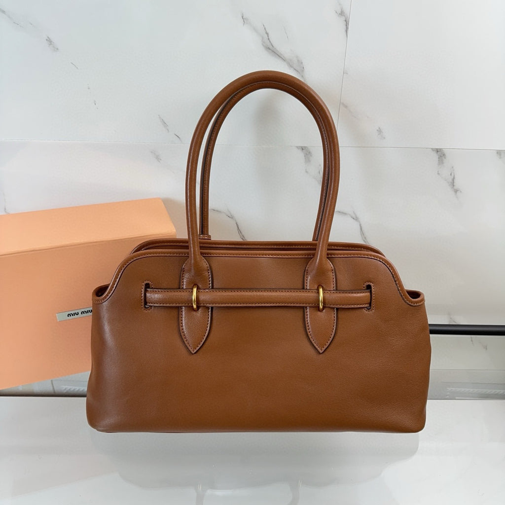 Bolsa Miu Miu Aventure Carvalho.
