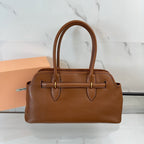 Bolsa Miu Miu Aventure Carvalho.