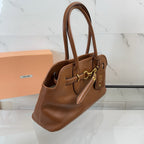 Bolsa Miu Miu Aventure Carvalho.