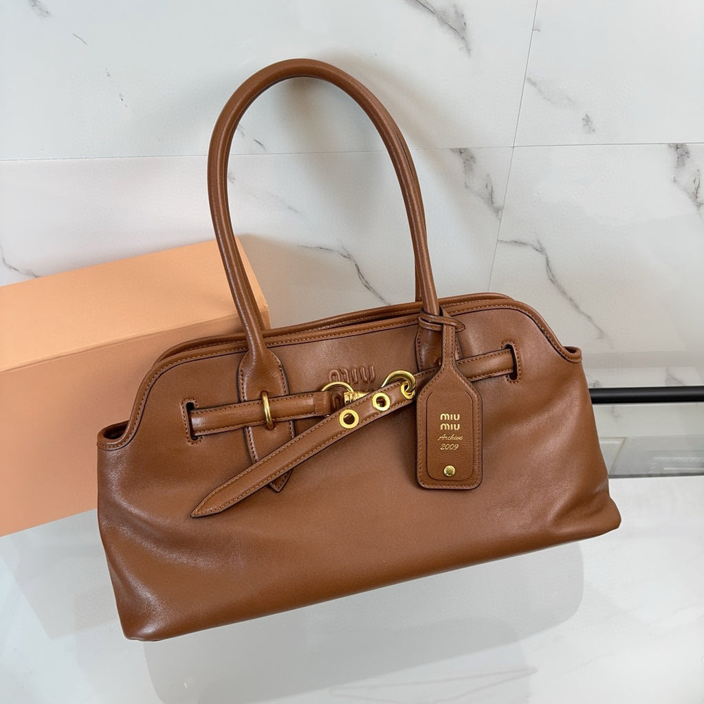 Bolsa Miu Miu Aventure Carvalho.