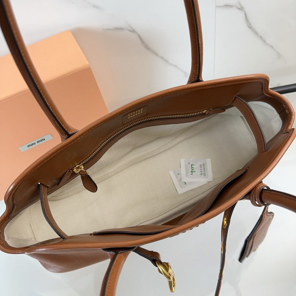 Bolsa Miu Miu Aventure Carvalho.