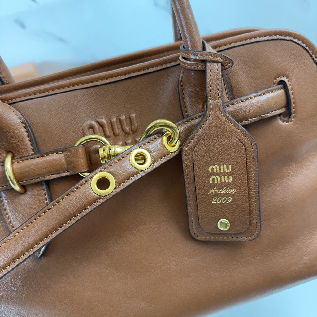 Bolsa Miu Miu Aventure Carvalho.