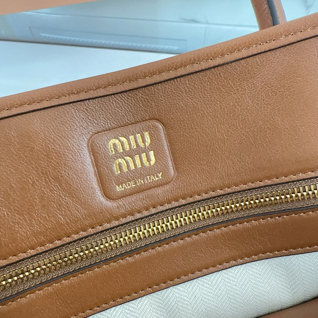 Bolsa Miu Miu Aventure Carvalho.