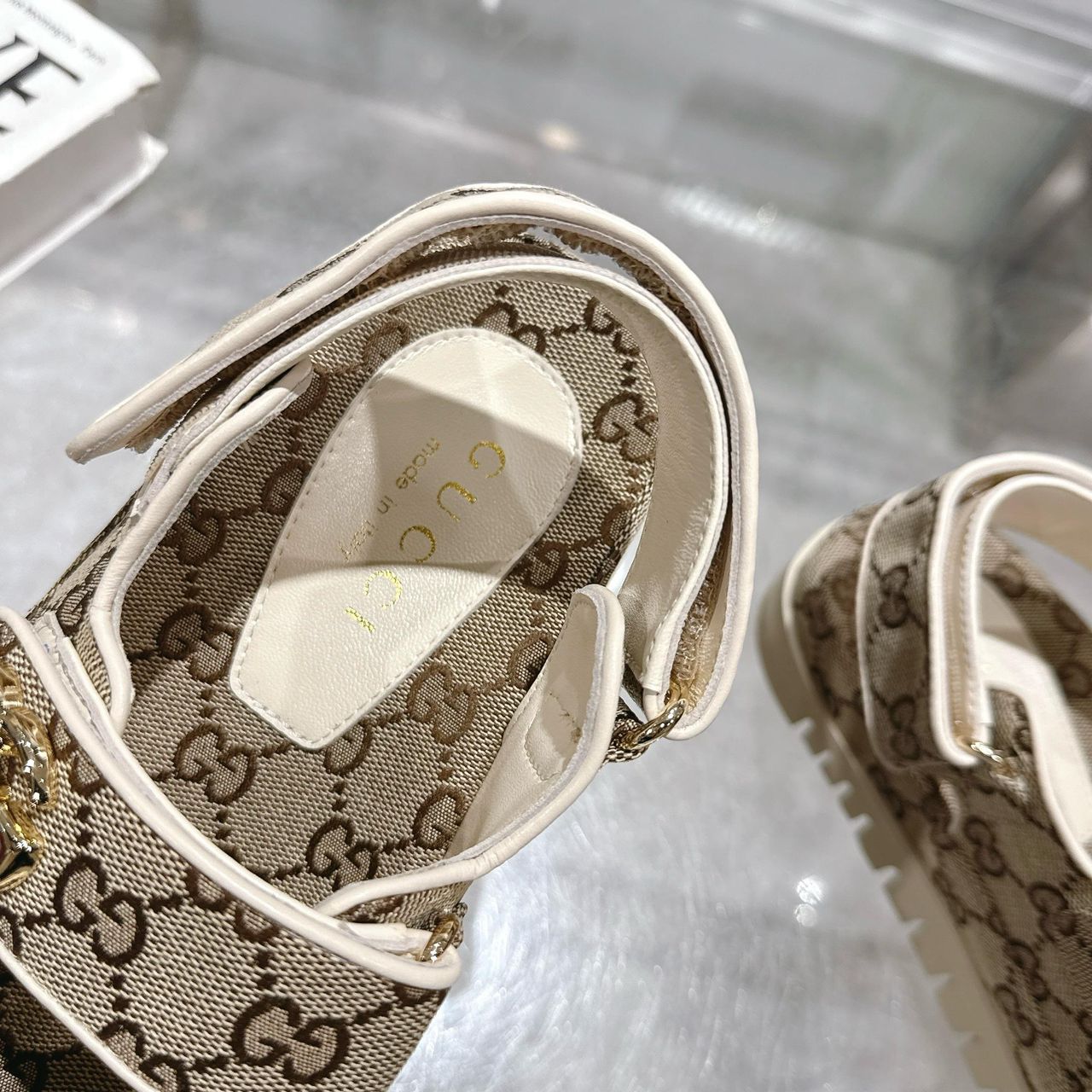 Gucci Sandália Double G