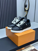 Trainer Black White