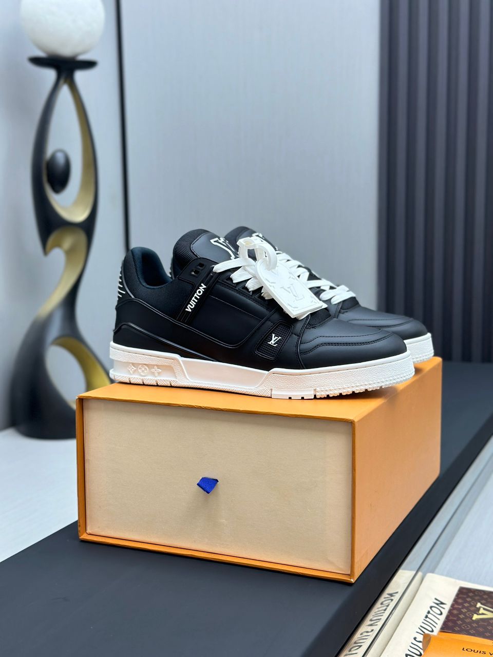 Trainer Black White