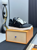 Trainer Black White