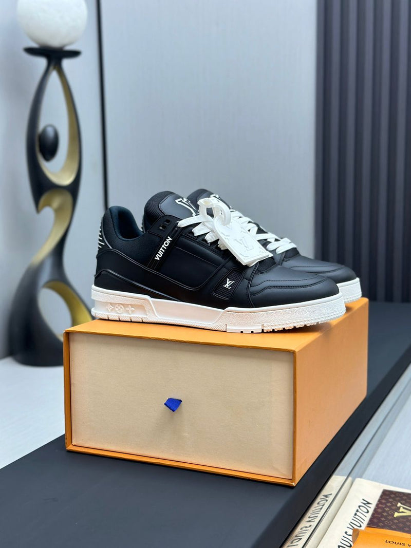 Trainer Black White