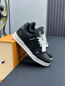 Trainer Black White