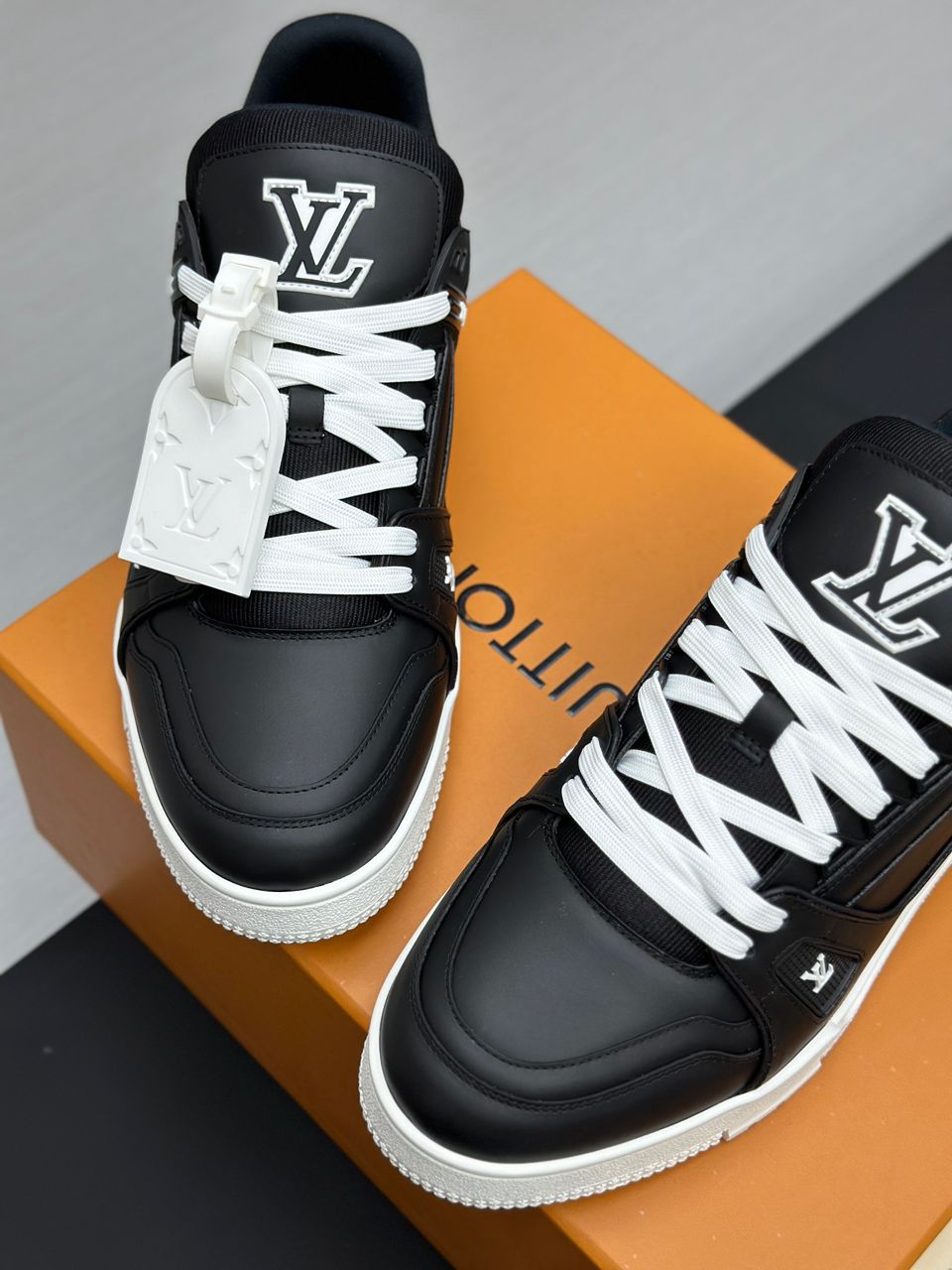 Trainer Black White
