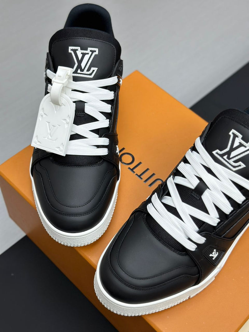 Trainer Black White
