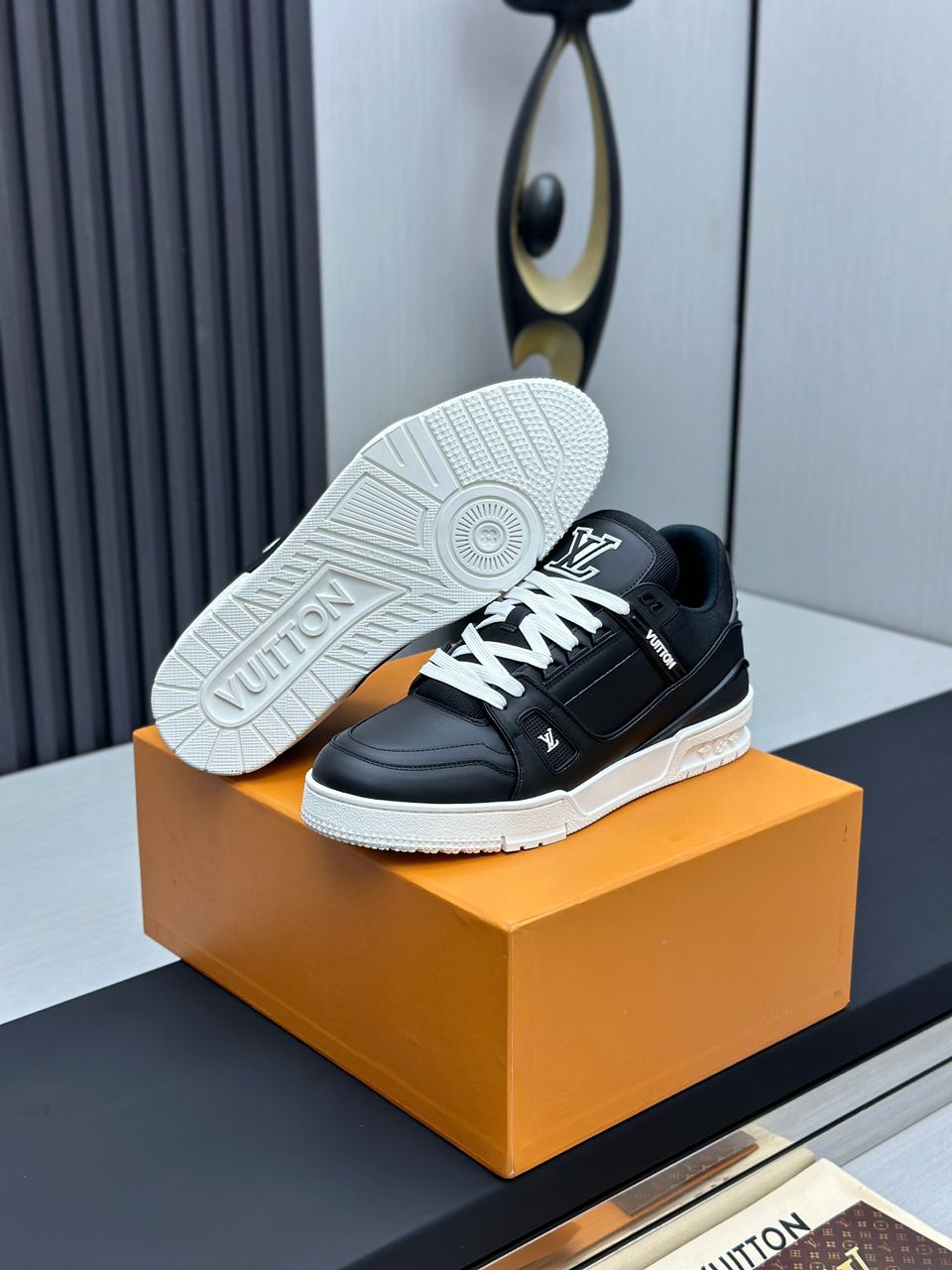 Trainer Black White