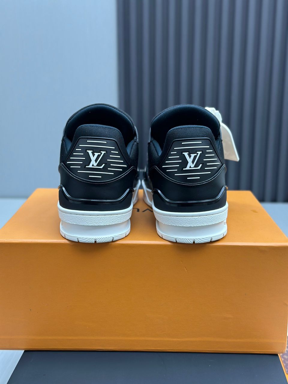 Trainer Black White