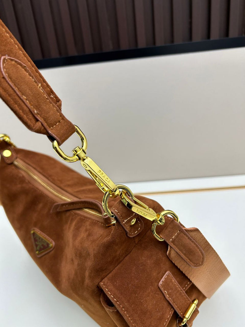 Bolsa Prada Explore em camurça