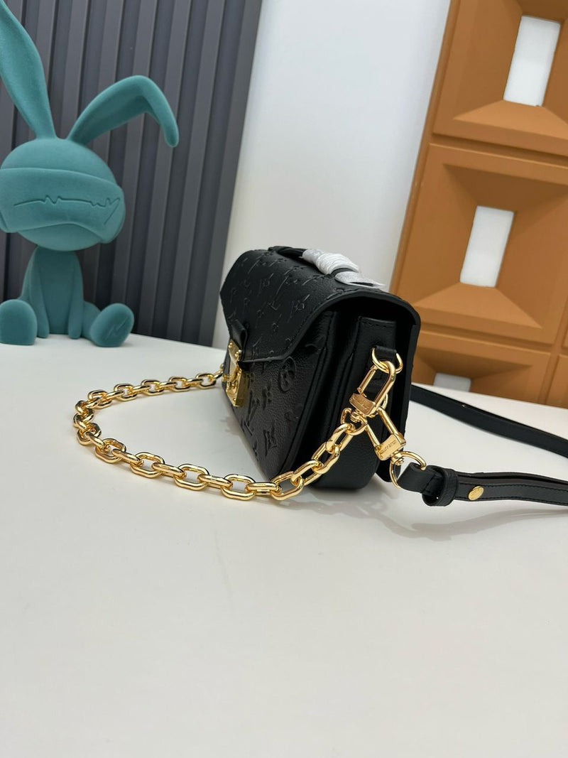 Pochette Métis East West Monogram Empreinte Black