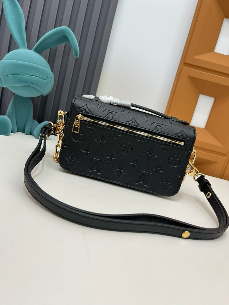 Pochette Métis East West Monogram Empreinte Black