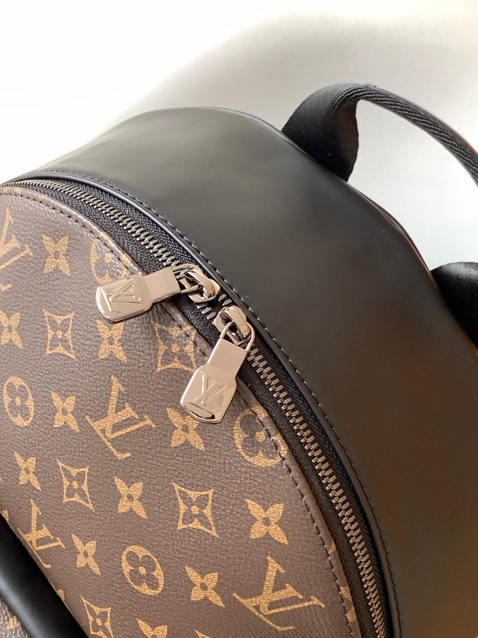 Mochila Lv Monogram Josh