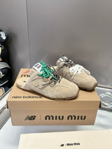 Mule New Balance x Miu Miu 530 SL em camurça desbotada