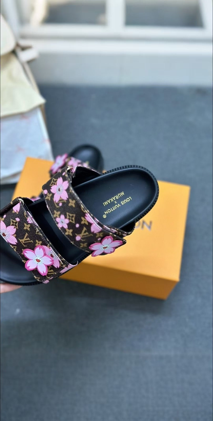 Lv Sandal