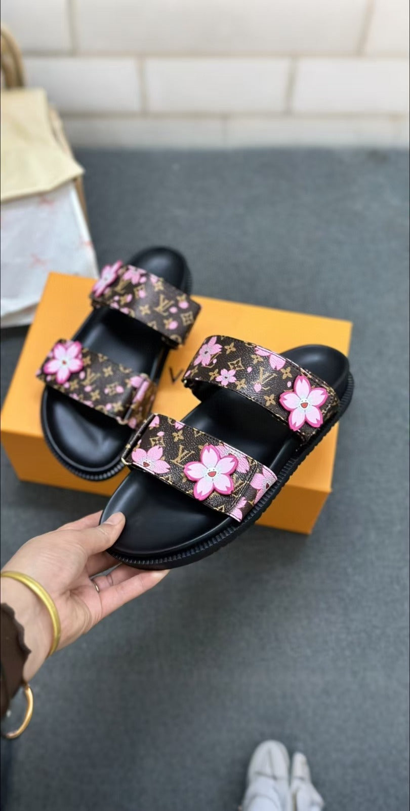 Lv Sandal