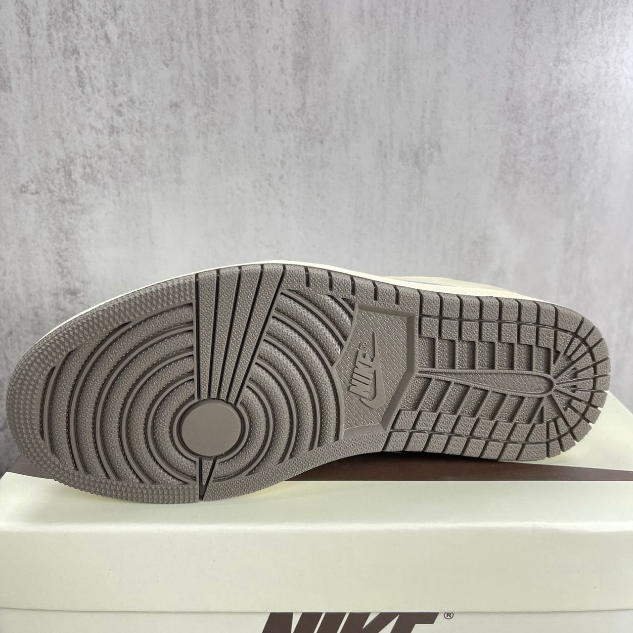 Jordan 1 Retro Low OG SP Travis Scott Reverse Mocha Bege