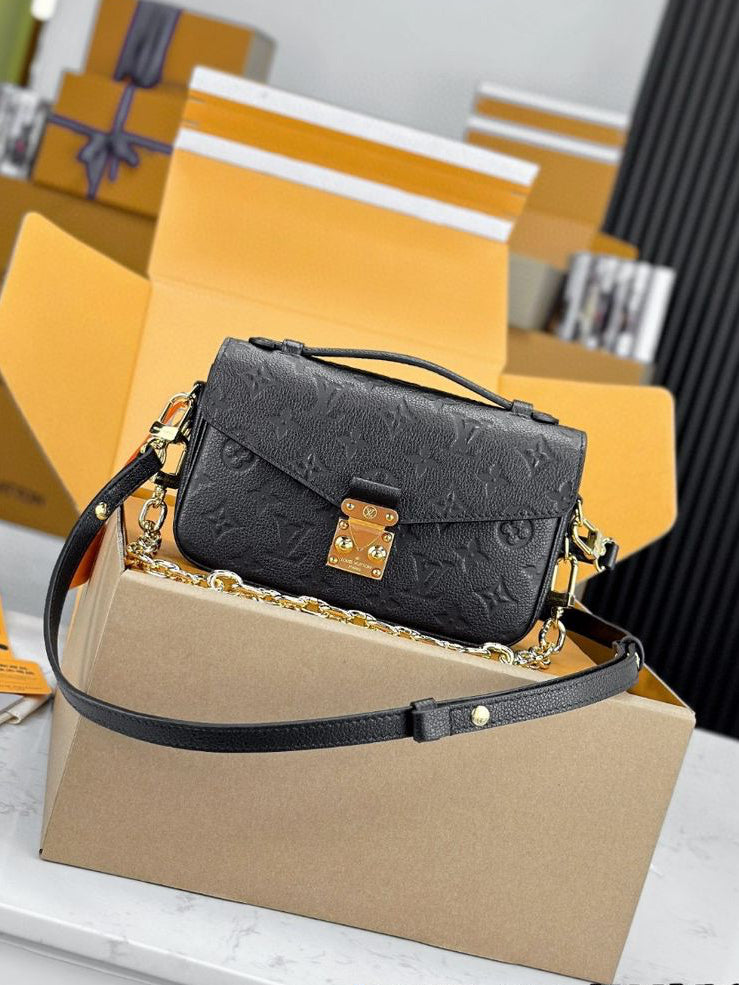 Pochette Métis East West Monogram Empreinte Black.