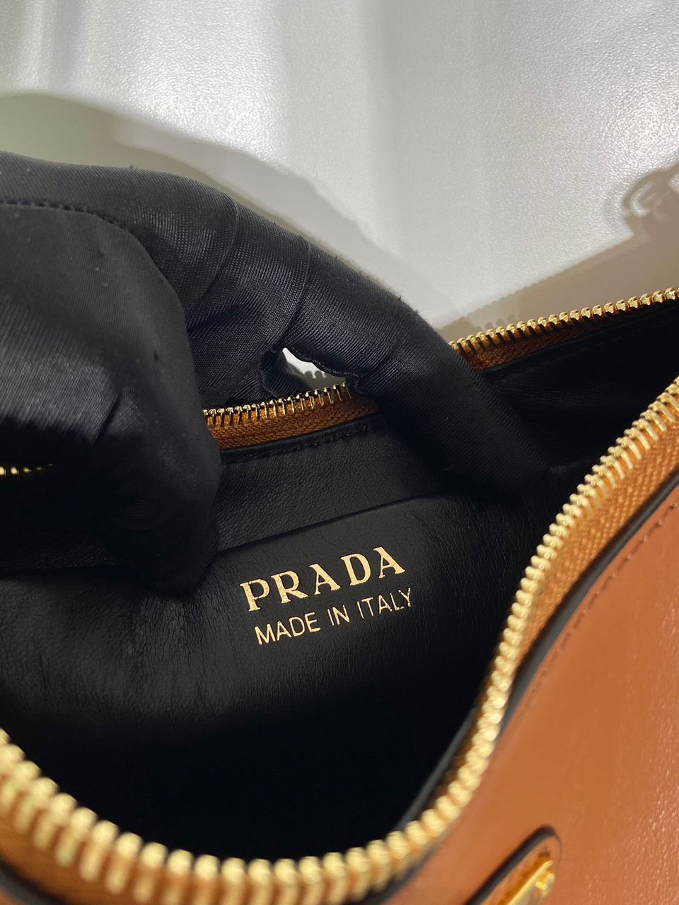 Prada Arqué Leather Brandy ( Pronta entrega )