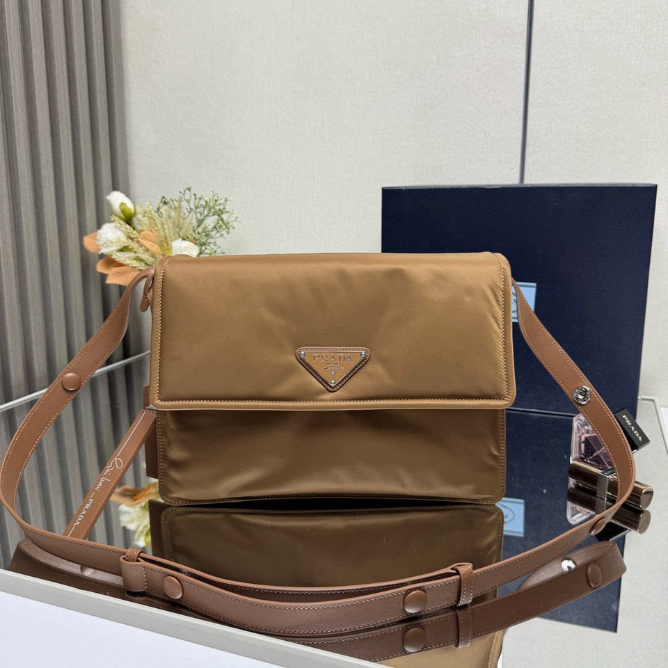 Bolsa Prada Traveller Small Padded Re-Nylon Shoulder Bag