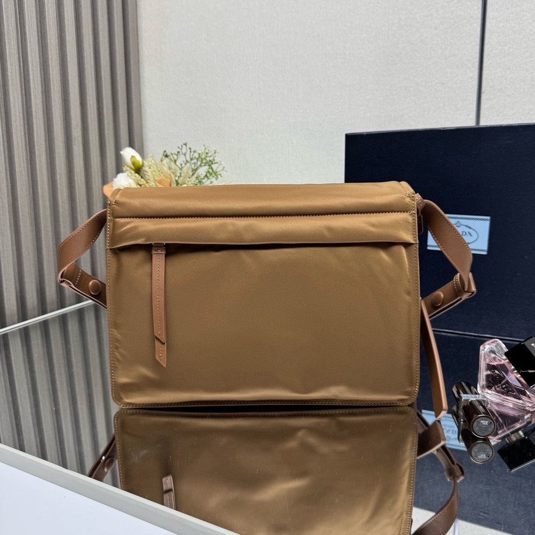 Bolsa Prada Traveller Small Padded Re-Nylon Shoulder Bag
