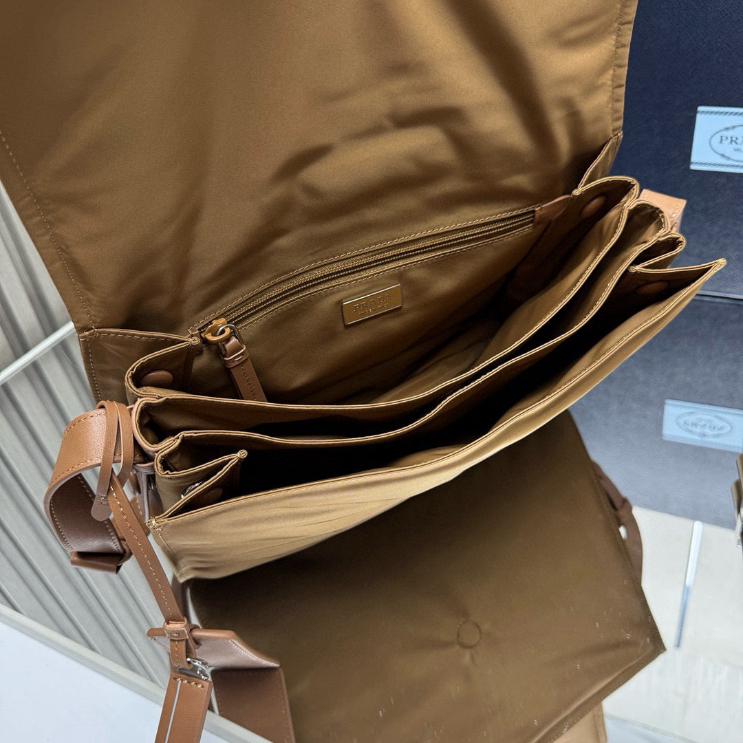 Bolsa Prada Traveller Small Padded Re-Nylon Shoulder Bag