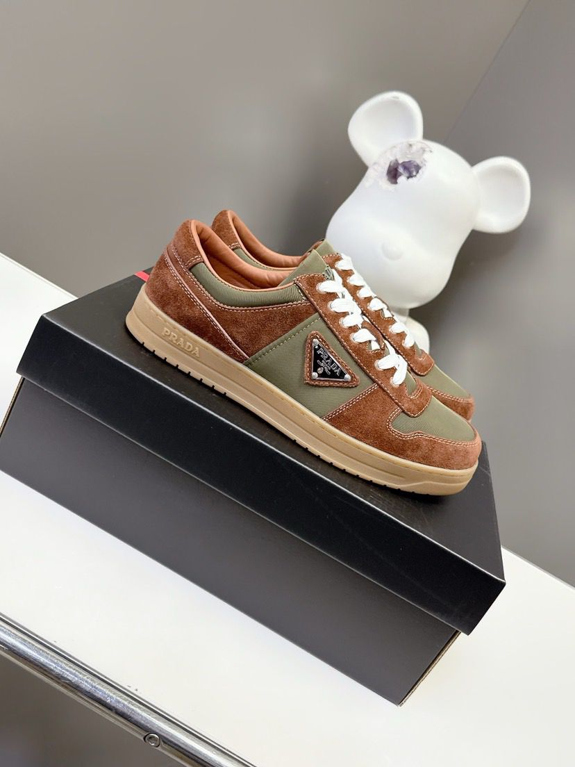 Prada Downtown em Re-Nylon e camurça