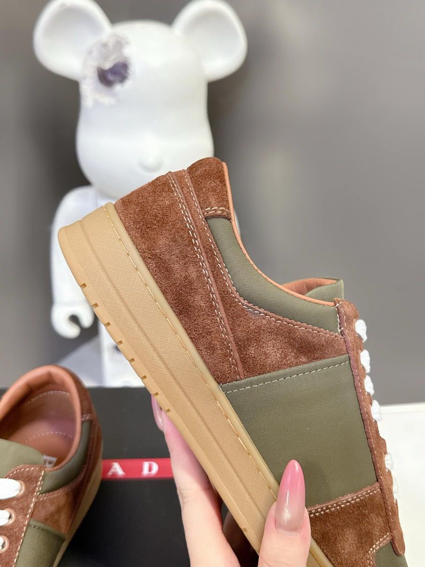 Prada Downtown em Re-Nylon e camurça