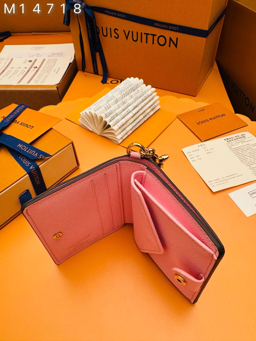 Carteira LV Charms com Bolso Monogram
