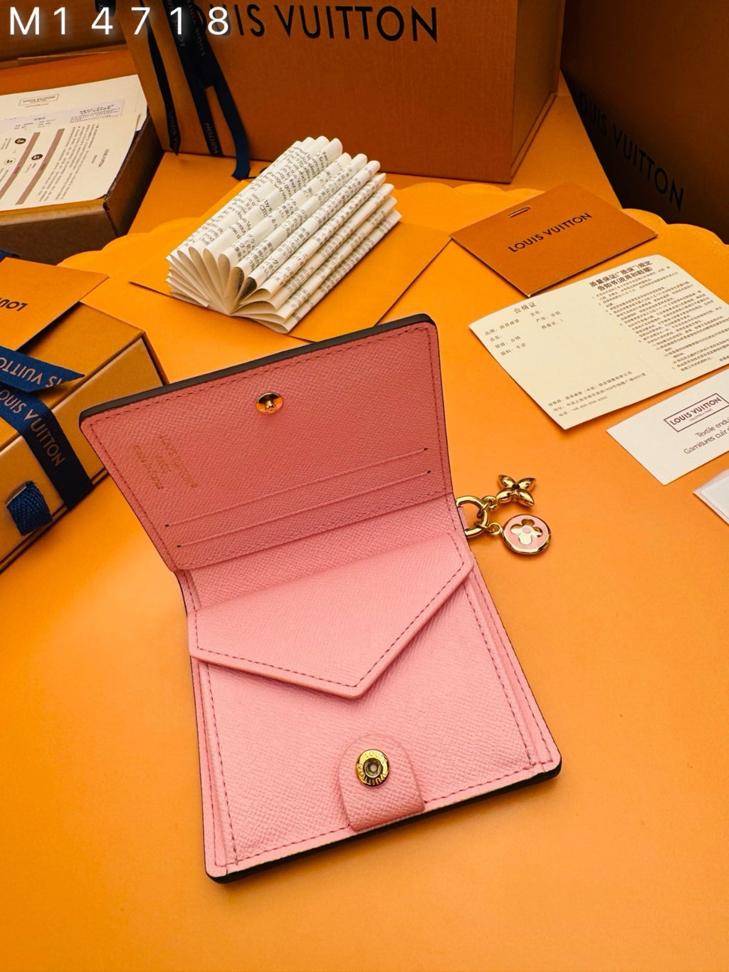 Carteira LV Charms com Bolso Monogram
